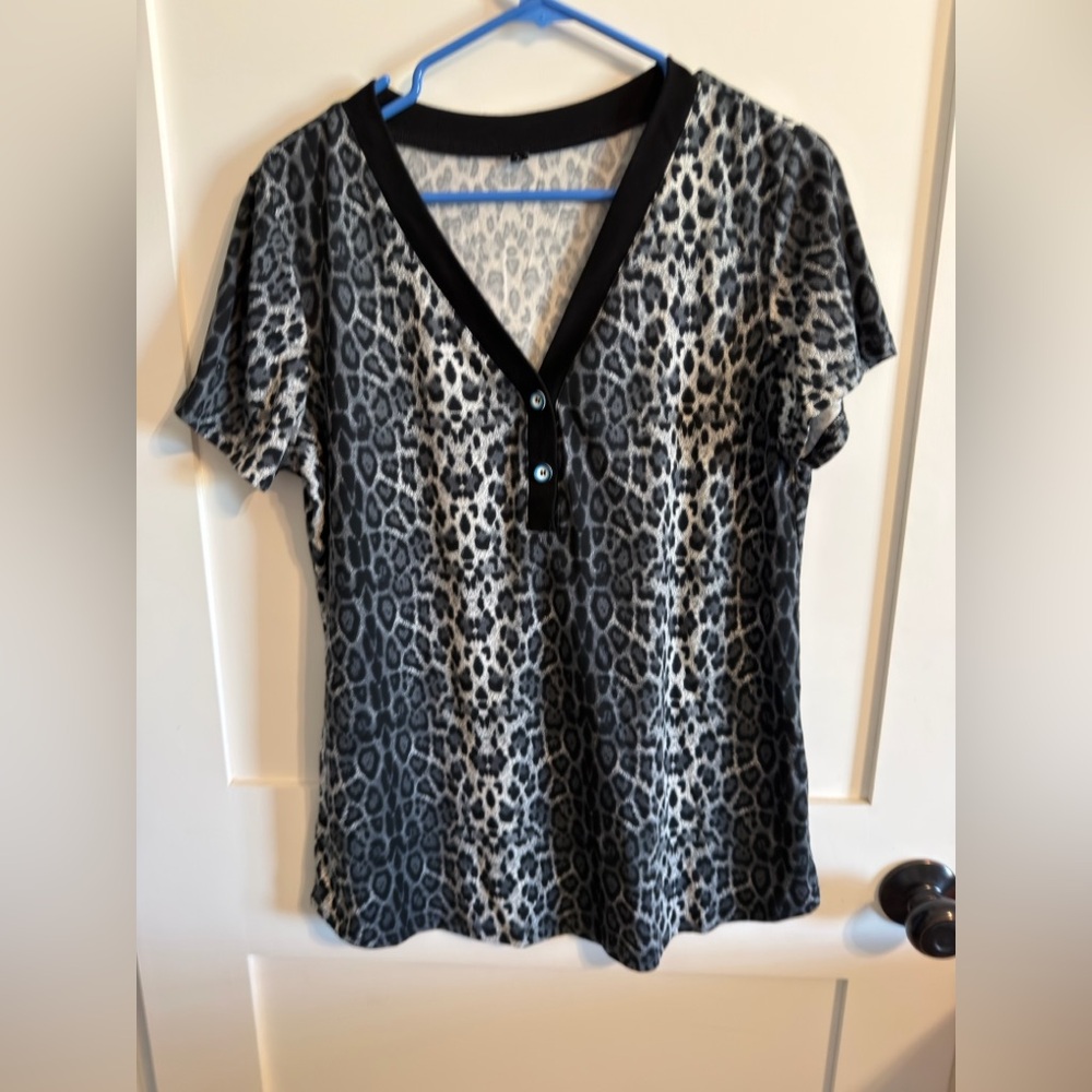 Women's Black & Gray Leopard V-Neck Top